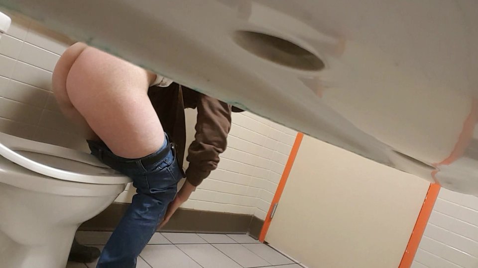 Coffee Shop WC spy voyeur video with pissing amateur girl / Analdin