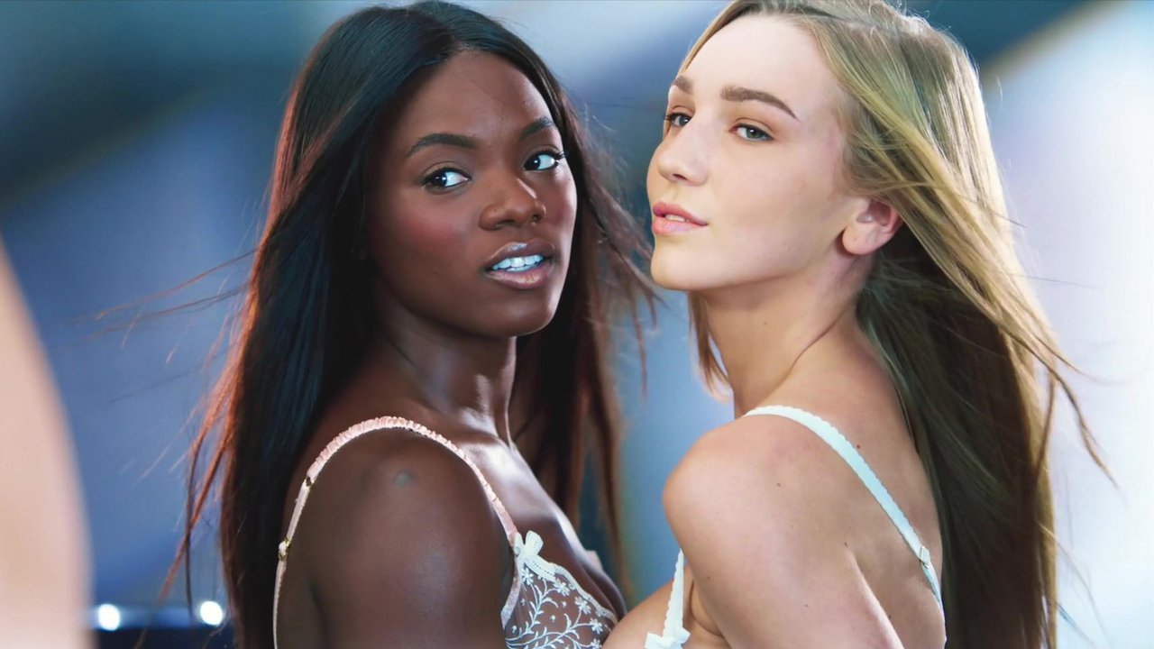 La rubia con enormes tetas naturales tiene sexo lésbico interracial con  amiga negra / Embed Player