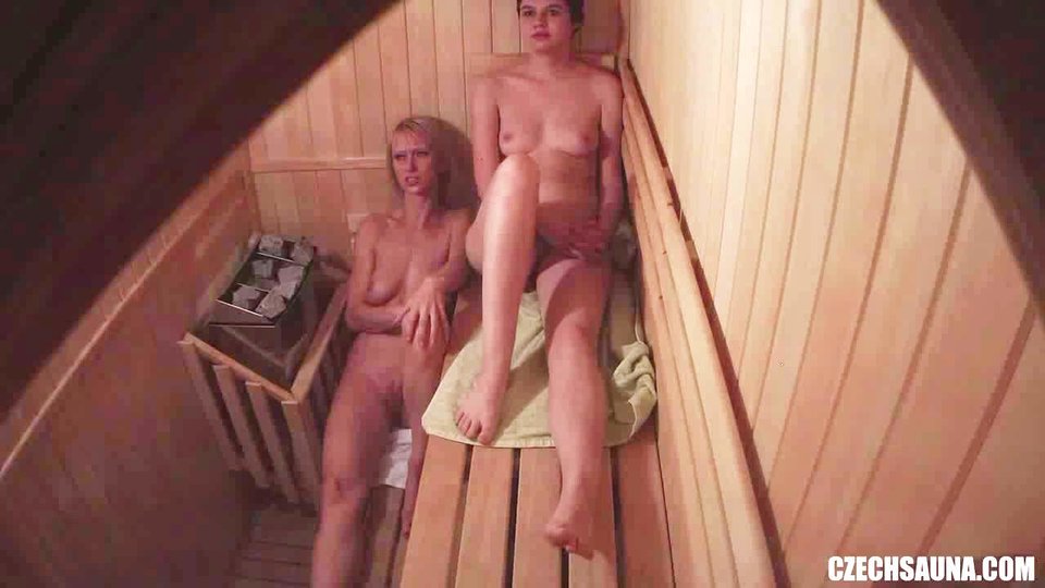 In sauna mädchen nackte Nackt in