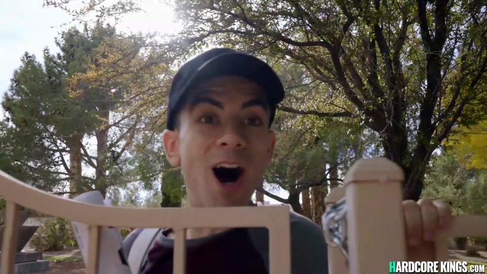 Paperboy fucks huge knockers married mommy